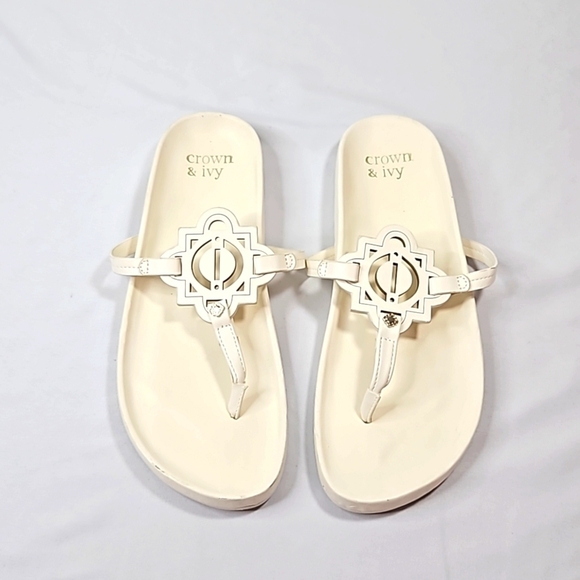 crown & ivy Shoes - crown & ivy white wylie footbed sandals Sz 8